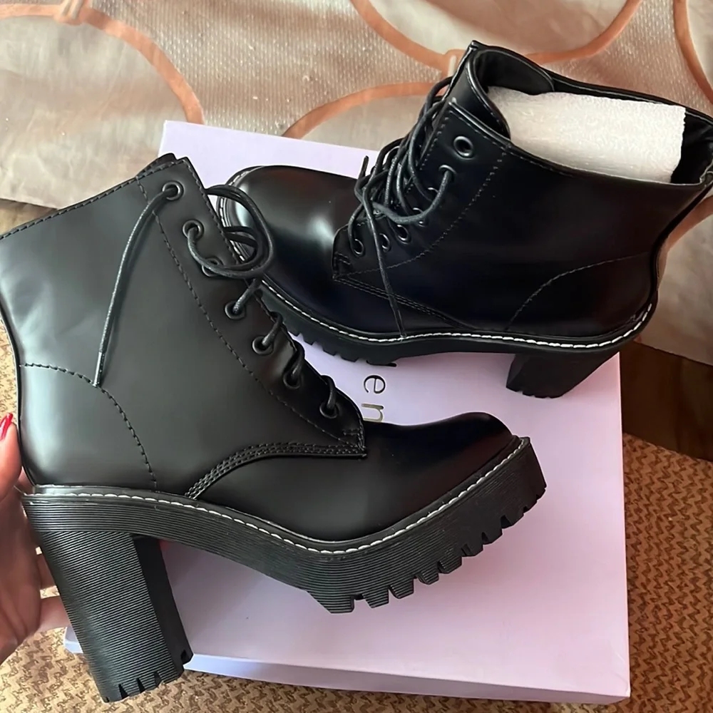Black Boots - Picture 1 of 4
